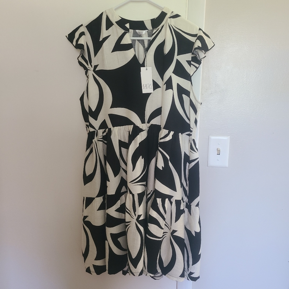 NWT Women's Black And Off White Tiered Floral Pattern Flatter Sleeves Dress Sz L